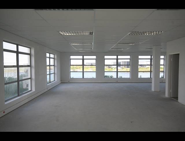 1,200M² BUILDING TO LET IN CAPRICORN